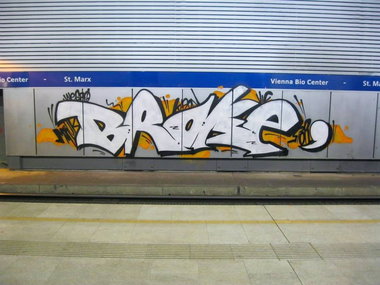 Graffiti Bombing in Wien - Photo by okeey - Broke