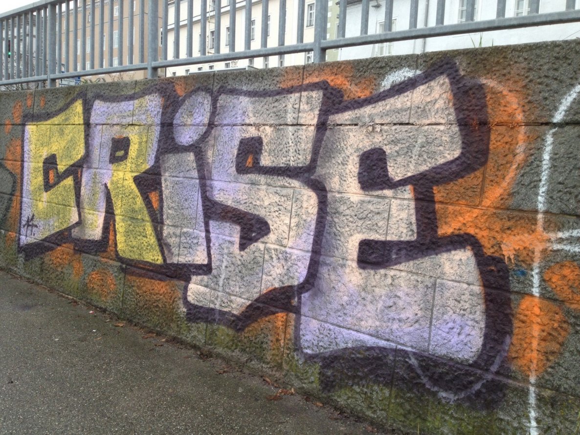 Graffiti Bombing in Linz - Photo by okeey - Crise (2015)