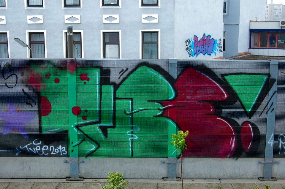 Graffiti Bombing in Austria - Photo by okeey - tvee, Line, Wien