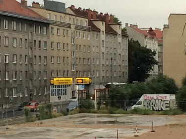Graffiti Bombing in Wien - Photo by okeey - Broke, Denk, Stace (2014)