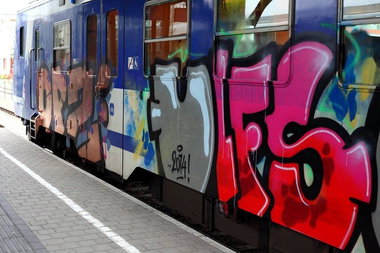 Graffiti Train in Wien - Photo by okeey - Ulfs, trainbombing, wien (2014)