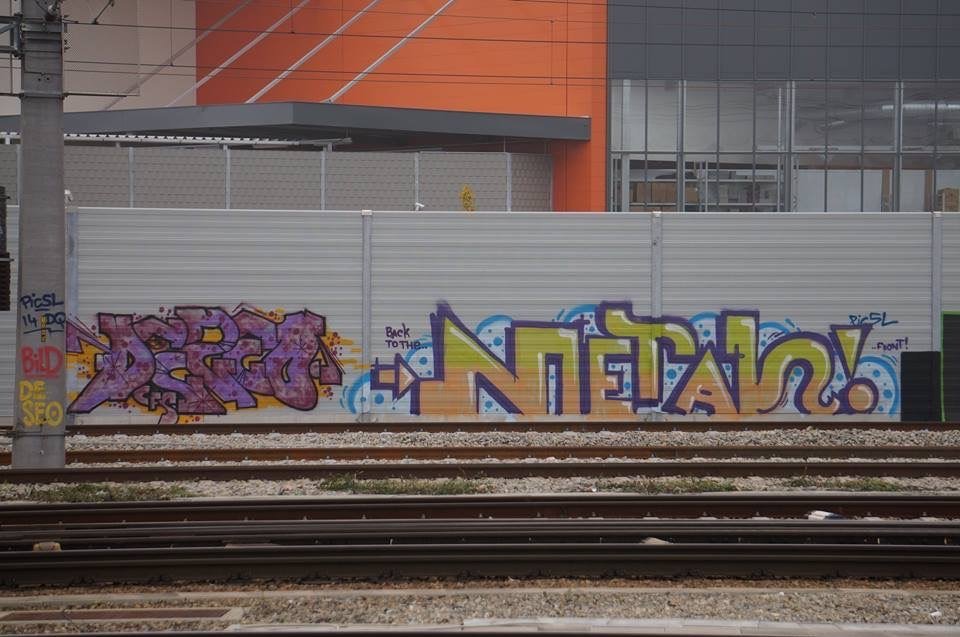 Graffiti Bombing in Wien - Photo by okeey - Deseo, Metal, Line (2014)