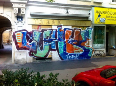 Graffiti Bombing in Wien - Photo by okeey - Luxus
