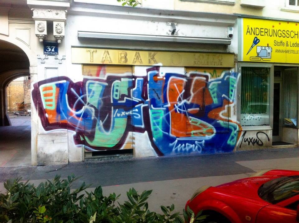 Graffiti Bombing in Wien - Photo by okeey - Luxus
