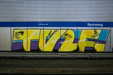 Graffiti Bombing in Wien - Photo by okeey - Td2f, Line, Wien (2014)