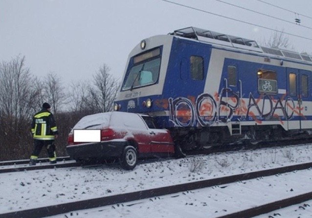 Graffiti Train in Wien - Photo by okeey - Train, vs, Car (2015)