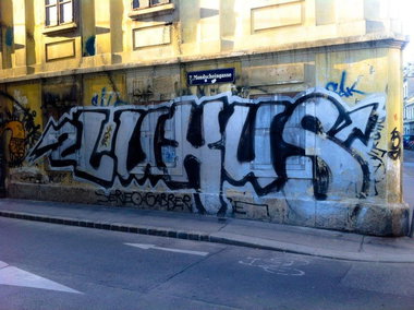 Graffiti Bombing in Wien - Photo by okeey - Luxus