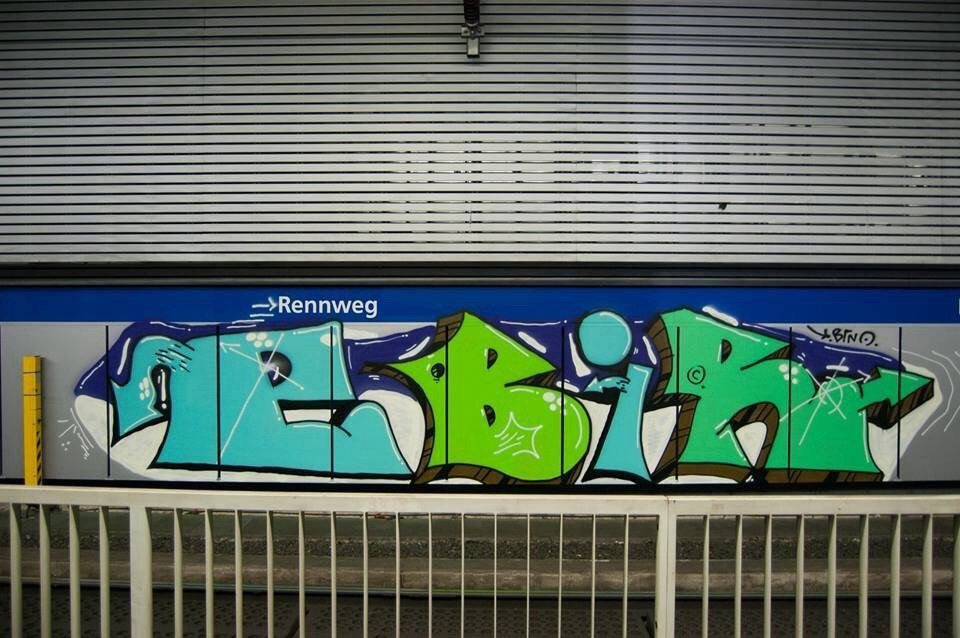 Graffiti Bombing in Wien - Photo by okeey - Ebir, Line, Wien (2014)
