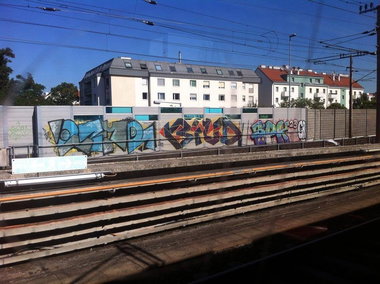 Graffiti Bombing in Wien - Photo by okeey - Lozer, Bild