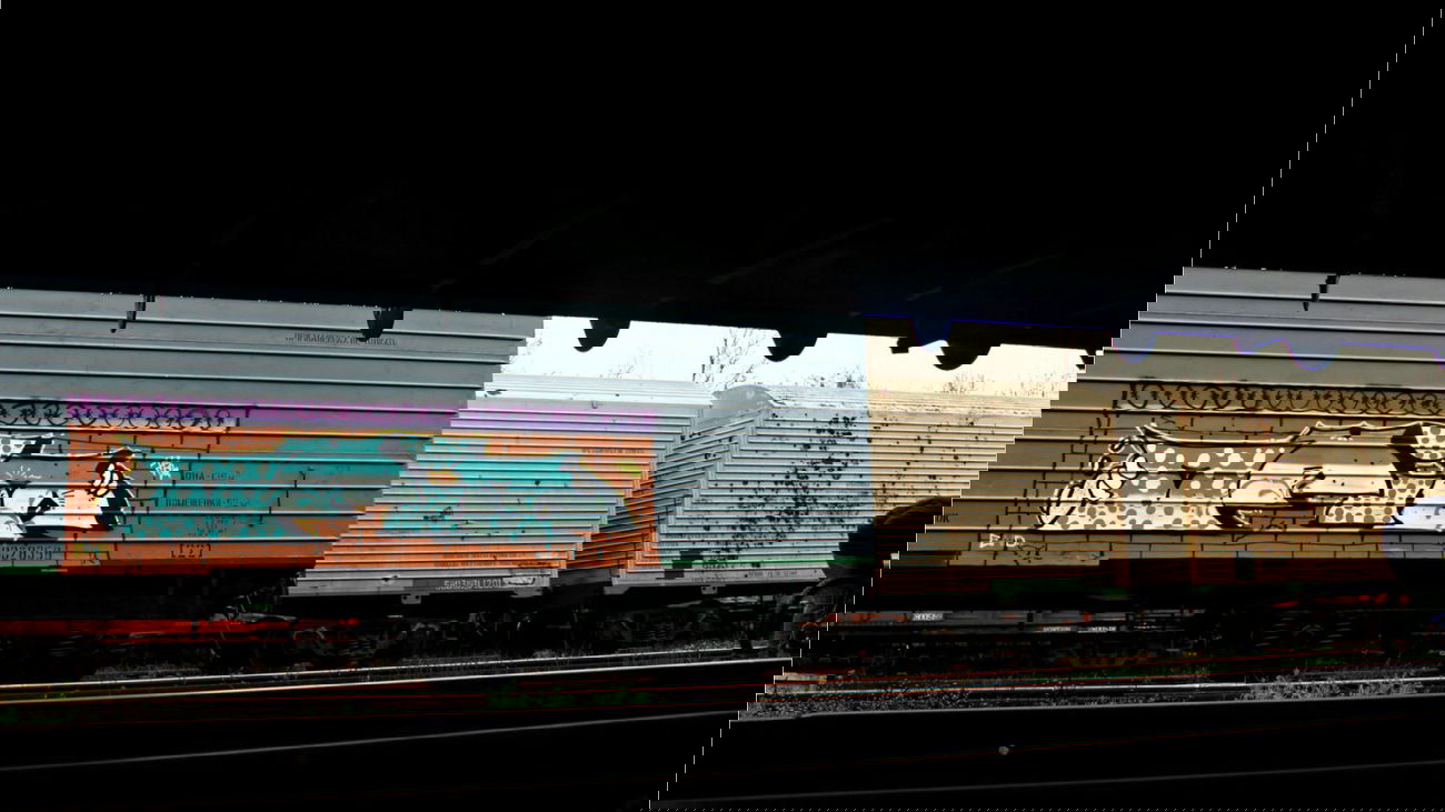 Graffiti Train - Photo by okis12 - okis (2014)