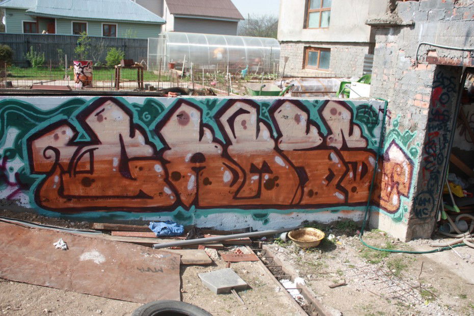 Graffiti Bombing - Photo by okser (2012)