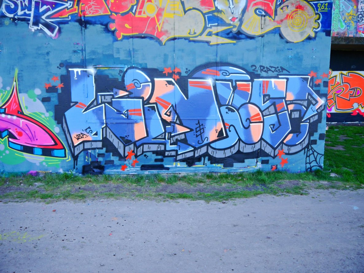 Graffiti Wall - Photo by oldenburgcity - linus, linuz, leenoe