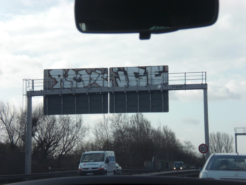 Graffiti Bombing in Oldenburg - Photo by oldenburgcity - acdc, ice