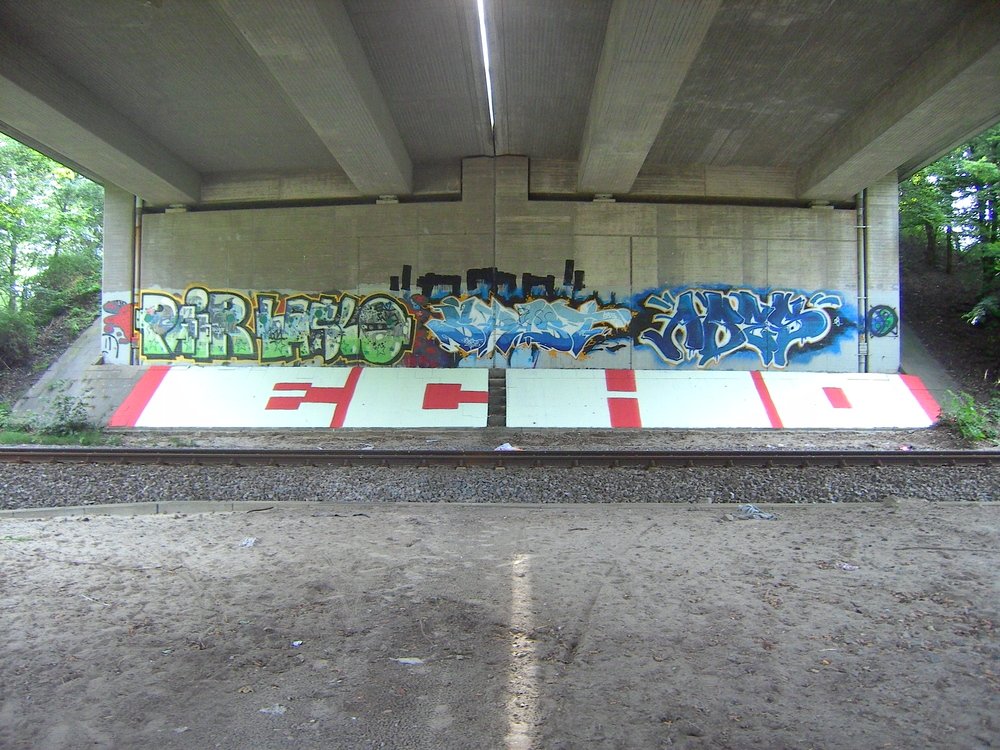 Graffiti Bombing in Oldenburg - Photo by oldenburgcity - echo, pair, laslo
