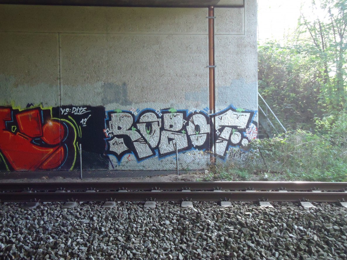 Graffiti Bombing in Oldenburg - Photo by oldenburgcity - robot, eaz, fuk