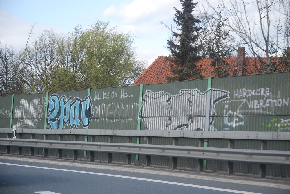 Graffiti Bombing in Oldenburg - Photo by oldenburgcity - 2pac, radio, king