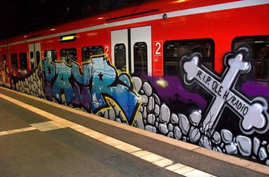 Graffiti Train - Photo by oldenburgcity - payr, pair, rip (2010)