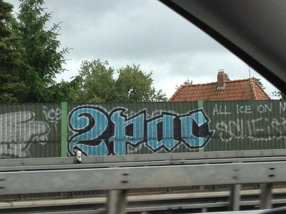 Graffiti Bombing in Oldenburg - Photo by oldenburgcity - 2pac, radio