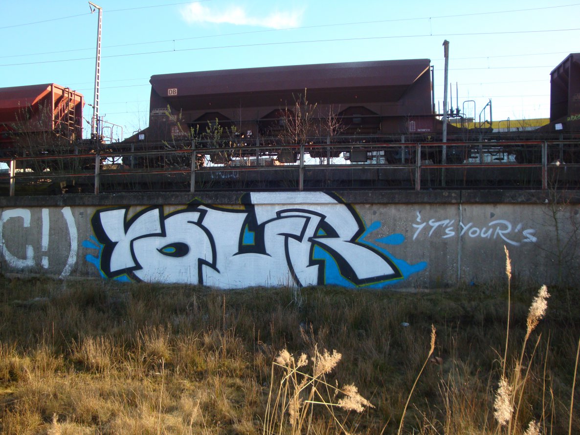 Graffiti Bombing in Oldenburg - Photo by oldenburgcity - your, it's, your's (2014)