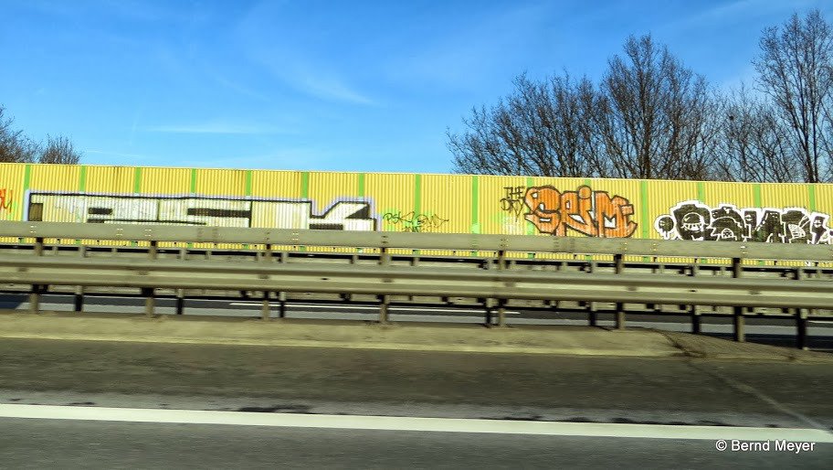 Graffiti Bombing in Oldenburg - Photo by oldenburgcity - psk, seim, rand