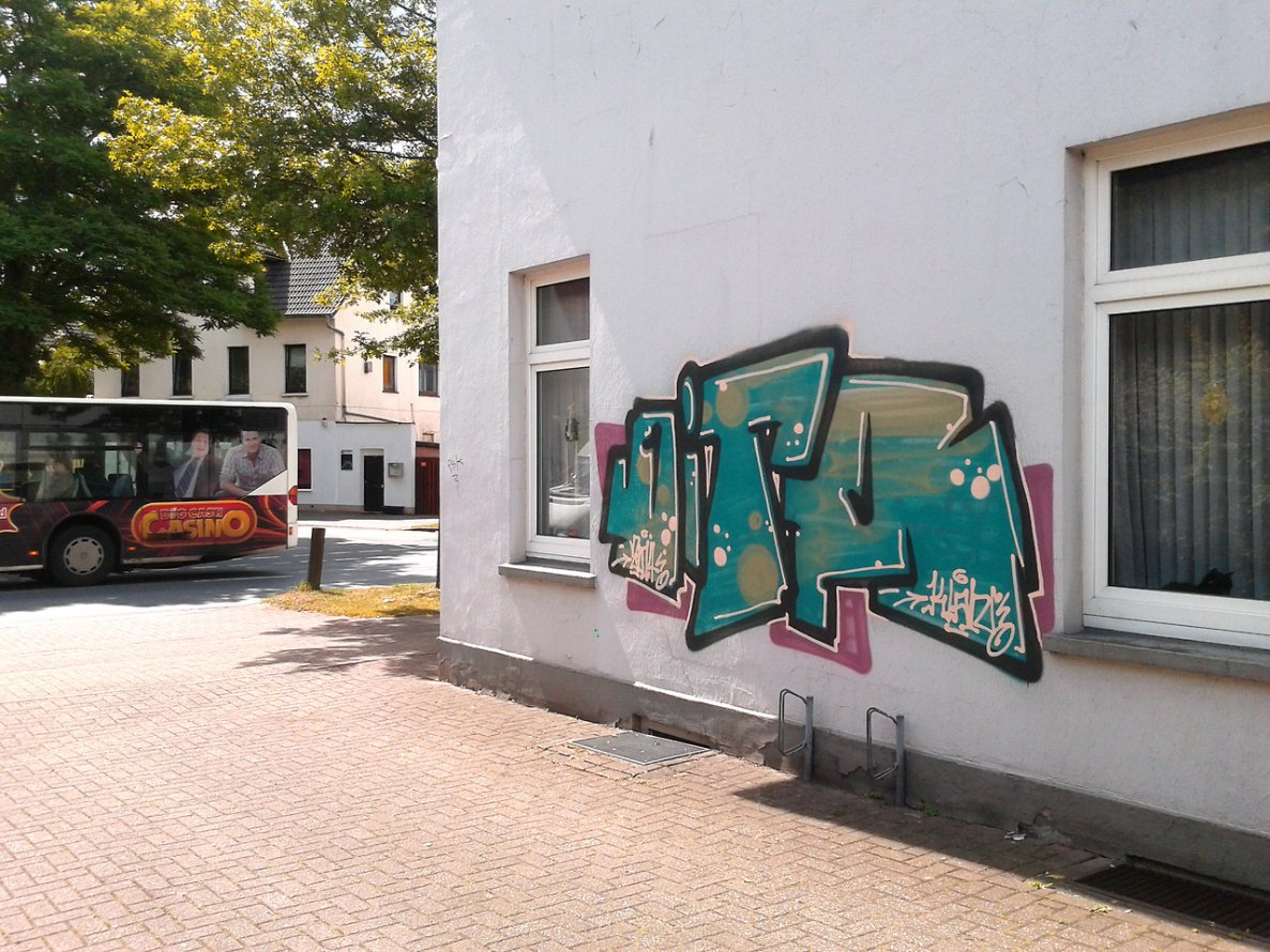 Graffiti Bombing - Photo by oldenburgcity - oita (2014)