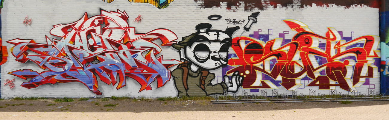 Graffiti Wall - Photo by oldenburgcity - skore, suck (2015)