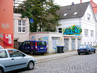 Graffiti Bombing - Photo by oldenburgcity - skin