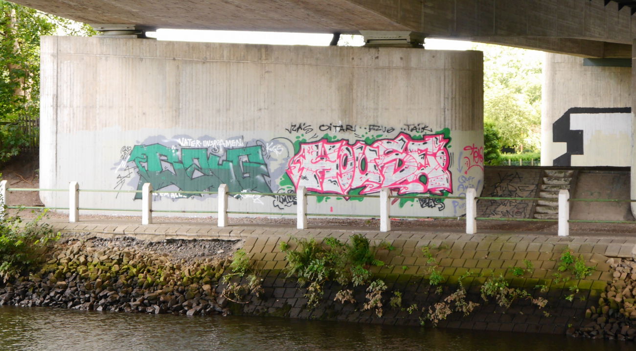 Graffiti Bombing - Photo by oldenburgcity - bezug, house (2015)