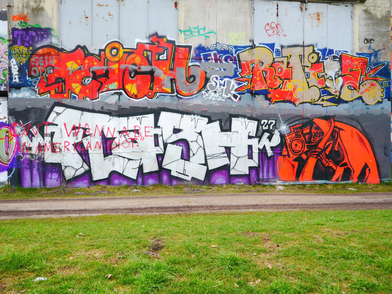 Graffiti Wall - Photo by oldenburgcity - teich, ratioe, flash