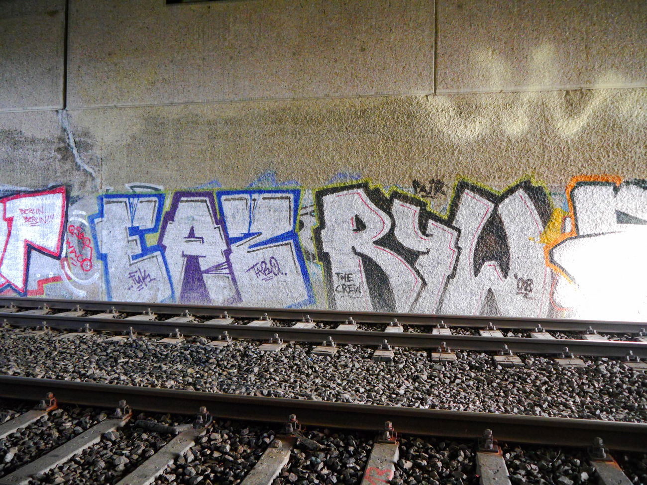 Graffiti Bombing - Photo by oldenburgcity - eaz, r4w