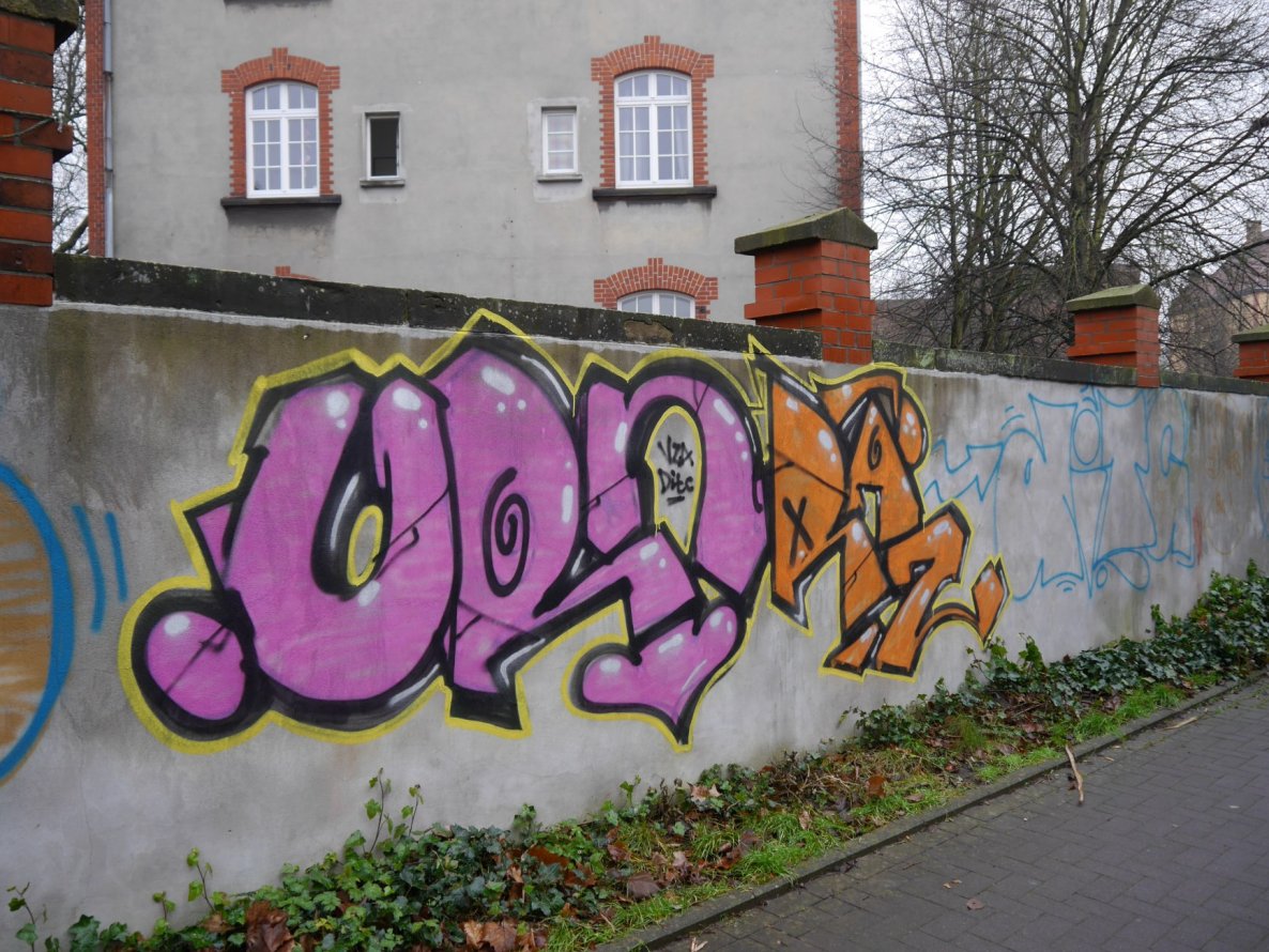 Graffiti Bombing - Photo by oldenburgcity - urn, raz, uran (2014)