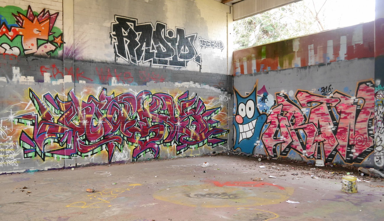 Graffiti Wall - Photo by oldenburgcity - waks, uran, radio (2016)