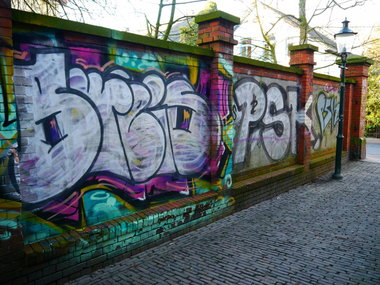 Graffiti Bombing - Photo by oldenburgcity - bweis, psk