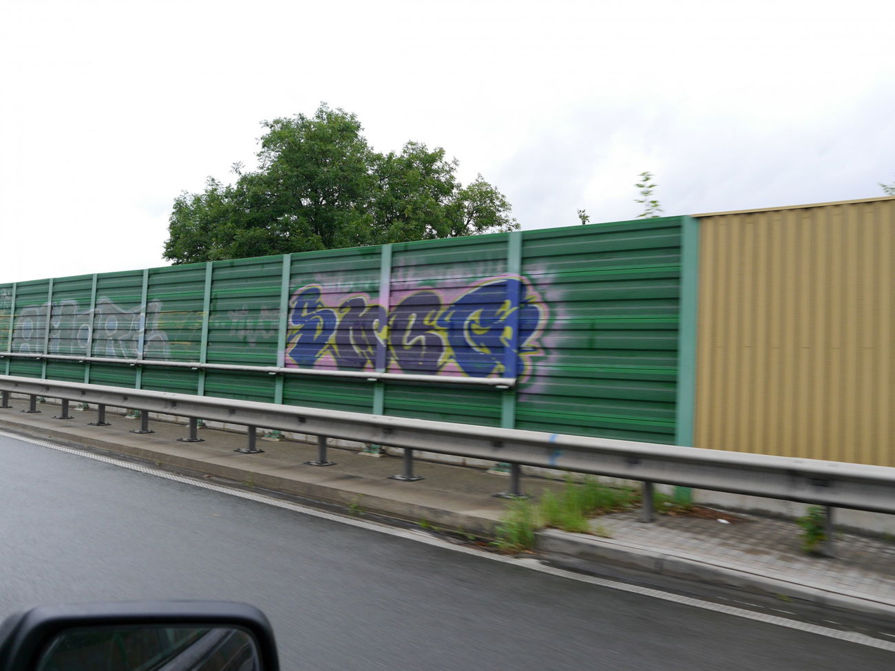 Graffiti Bombing - Photo by oldenburgcity - amore, smog
