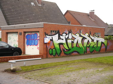 Graffiti Bombing - Photo by oldenburgcity - hidro, pece