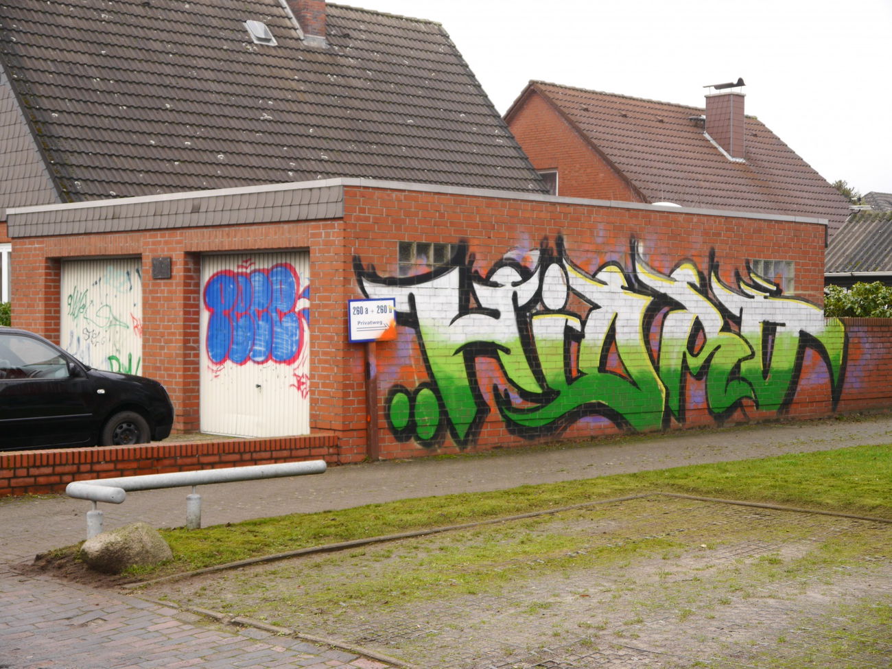 Graffiti Bombing - Photo by oldenburgcity - hidro, pece