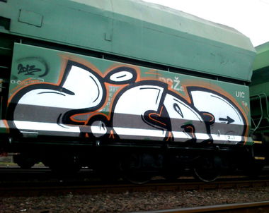 Graffiti Train - Photo by onlyoneZ - teherterror (2013)