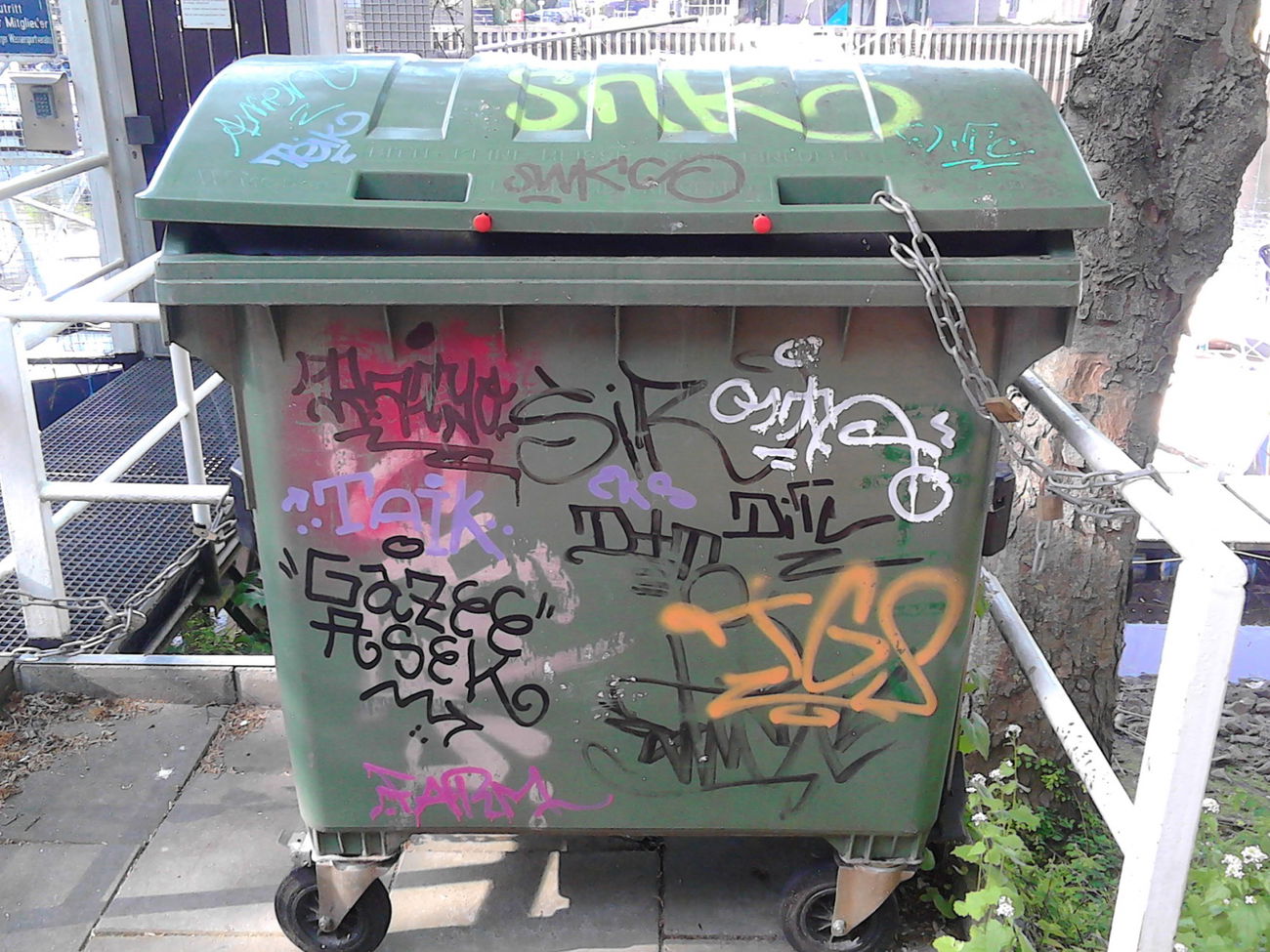 Graffiti Bombing - Photo by orbit