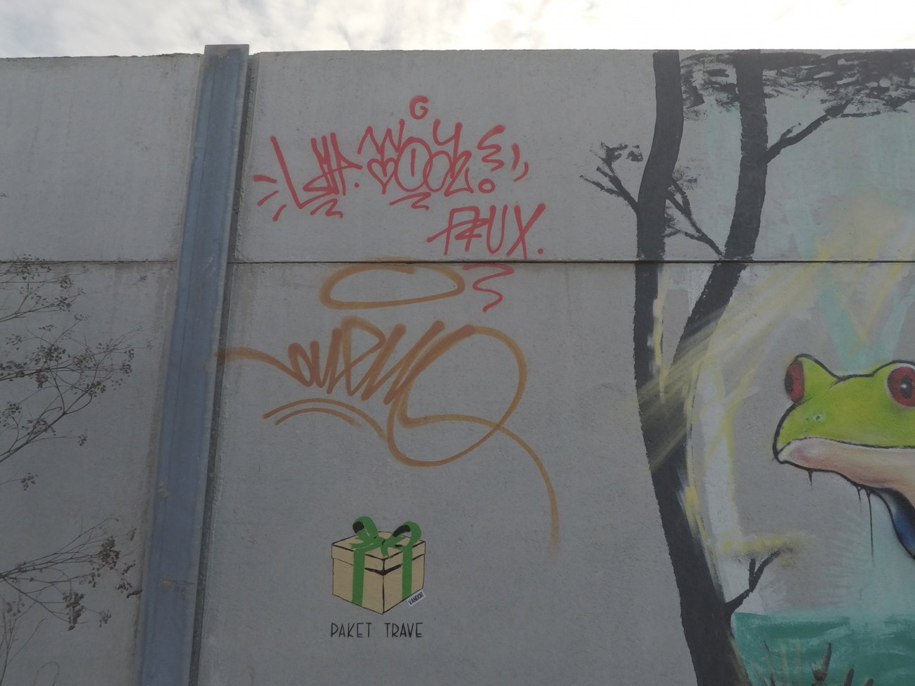 Graffiti Wall - Photo by pannonian - Uh, Toa, Aux