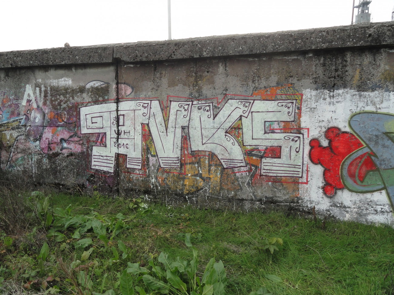 Graffiti Wall - Photo by pannonian - Auks, Trackside