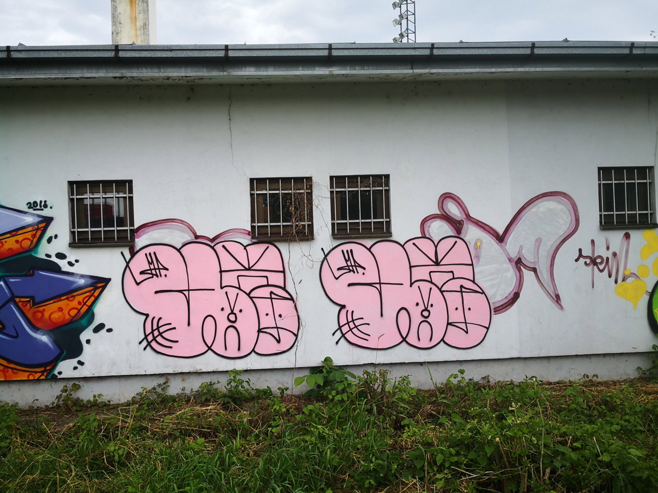 Graffiti Wall - Photo by pannonian - uhone, uh, throwup