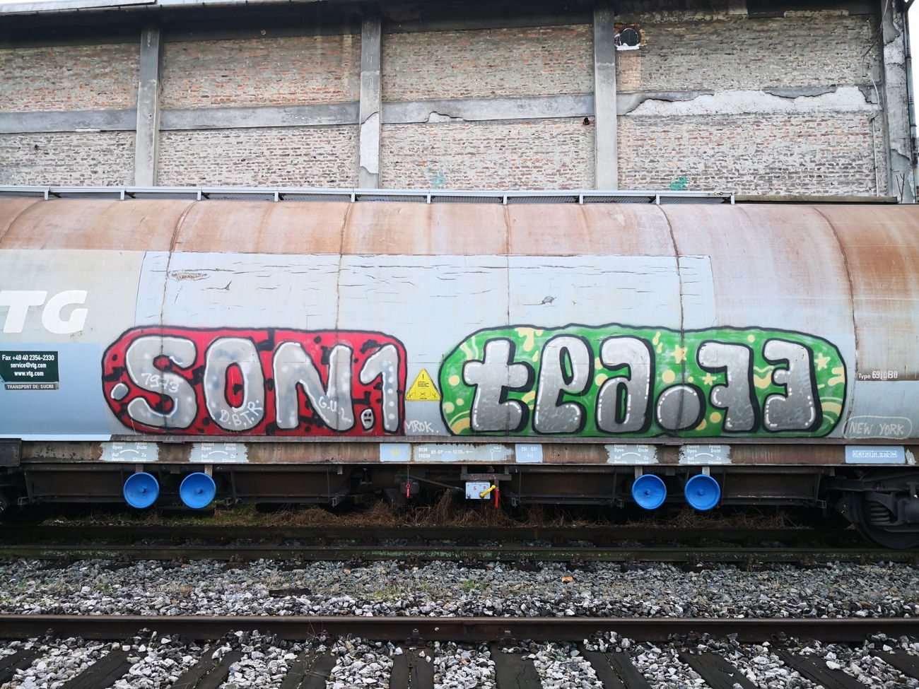 Graffiti Wall - Photo by pannonian - son1, tea73