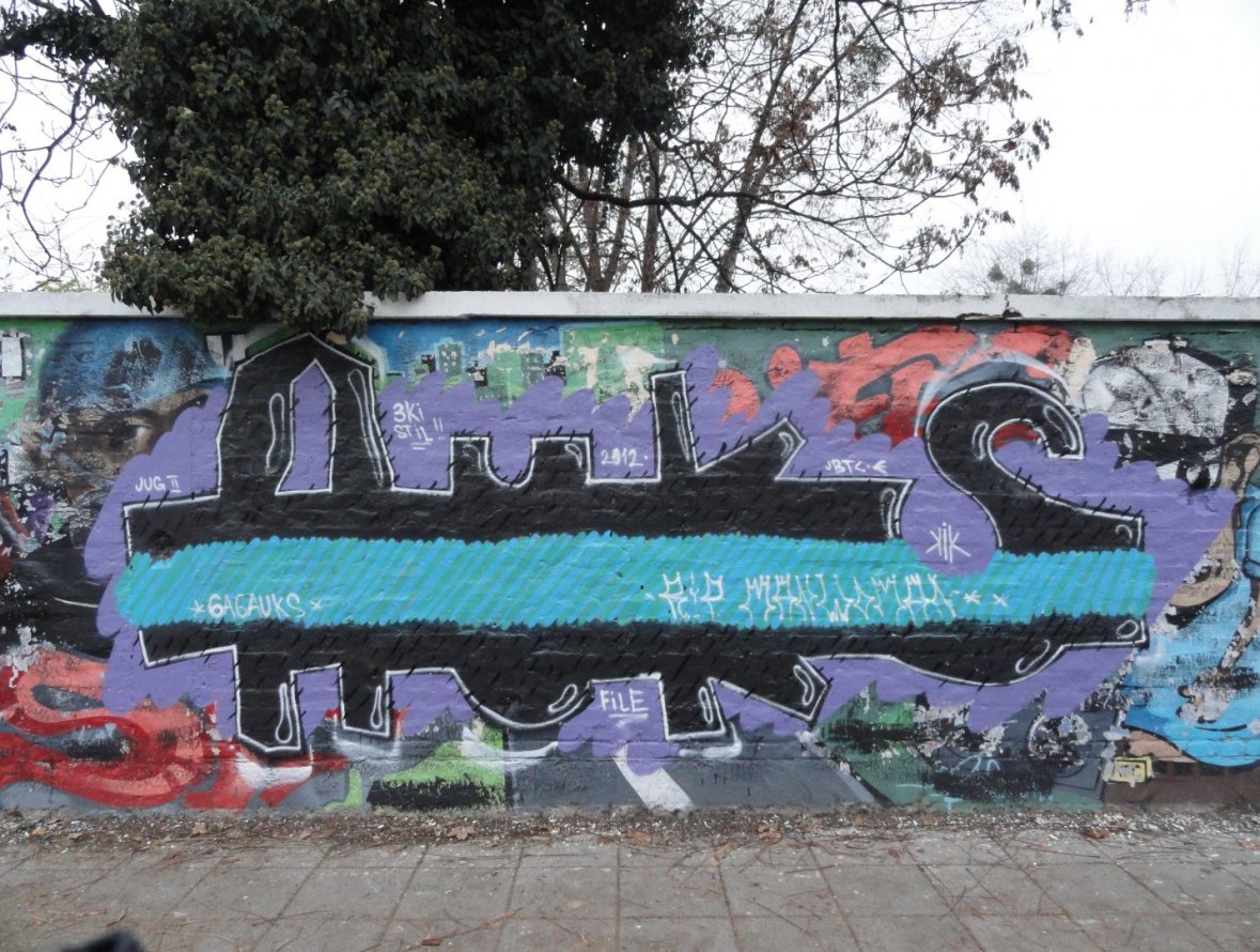 Graffiti Wall - Photo by pannonian - Auks
