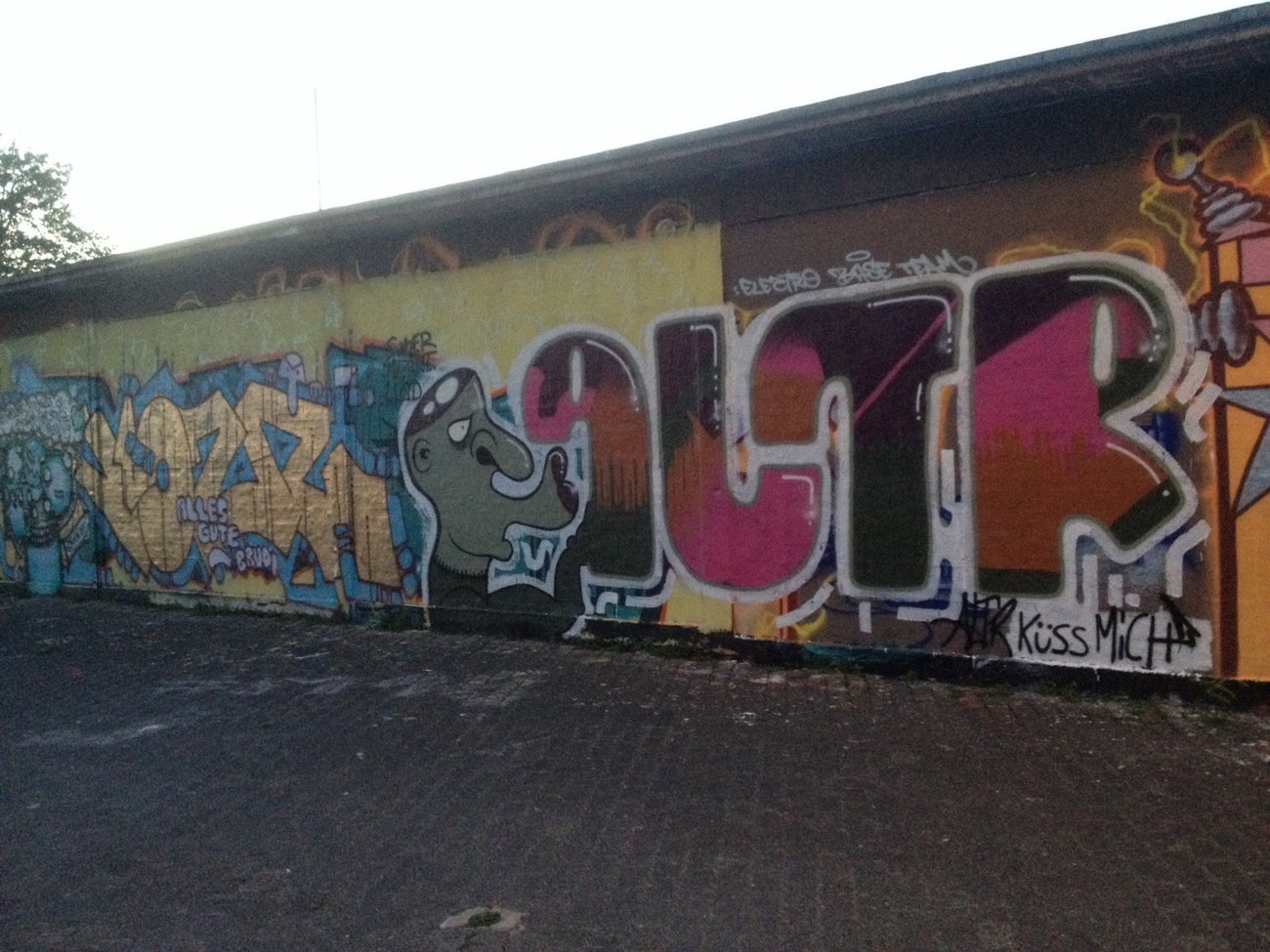 Graffiti Wall - Photo by panzerknacker - altr