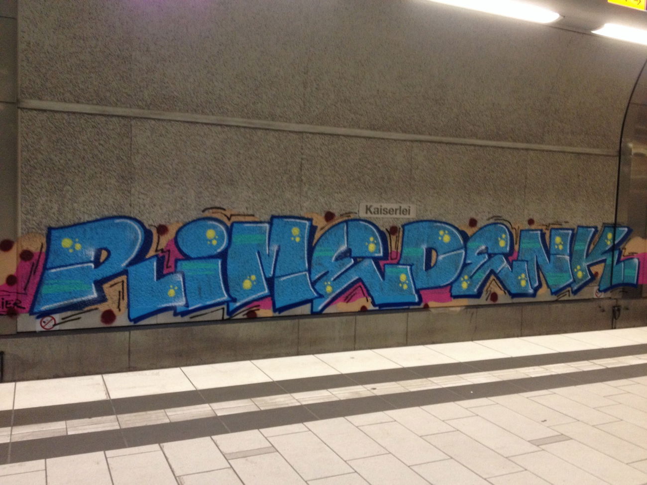 Graffiti Bombing - Photo by panzerknacker - Rime, denk, 1up