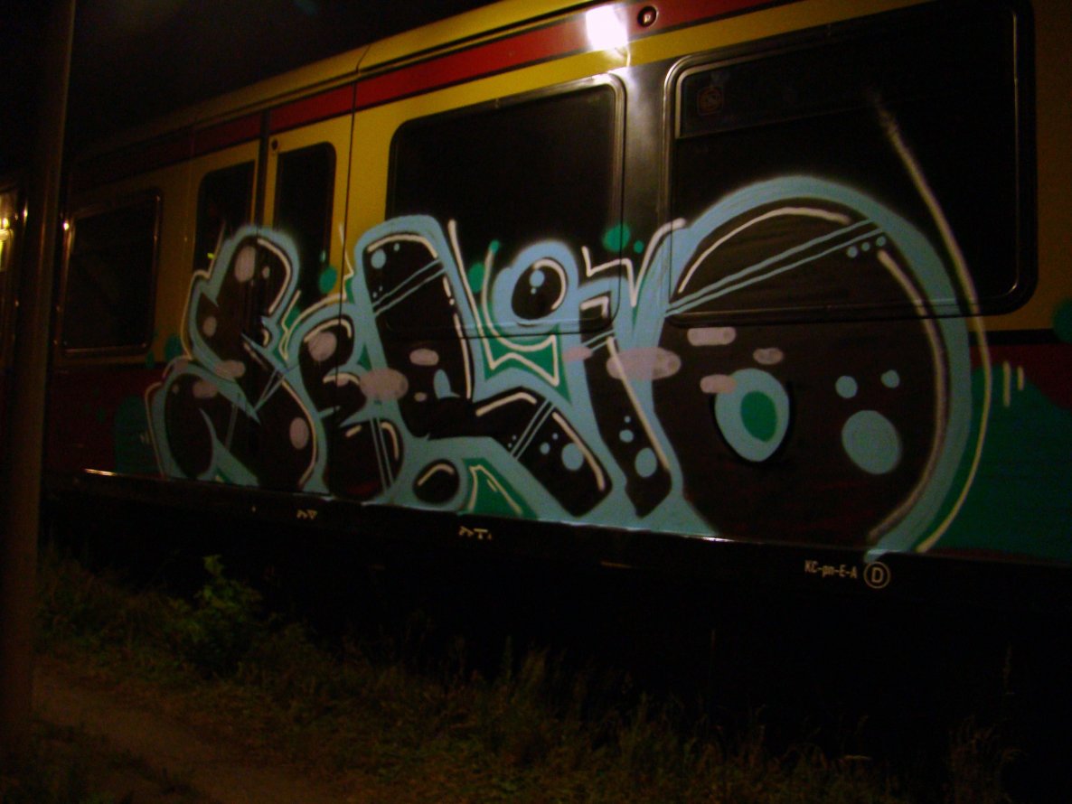 Graffiti Train in Berlin - Photo by pardonmefrench (2012)