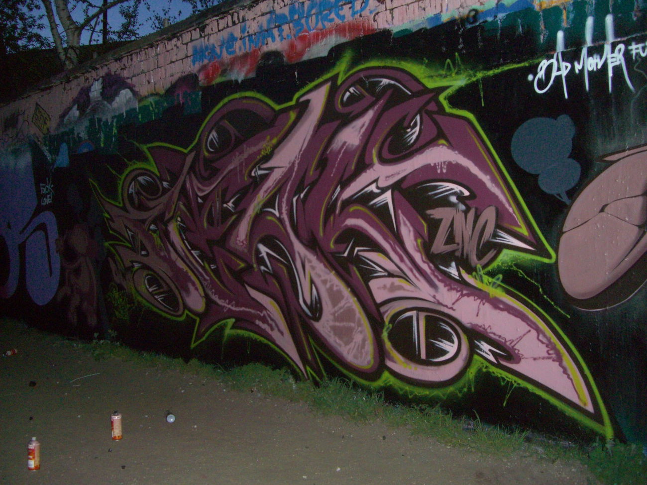Graffiti Wall in Berlin ostbahnhof - Photo by peaks76 - peak, peak7, peaks176 (2010)