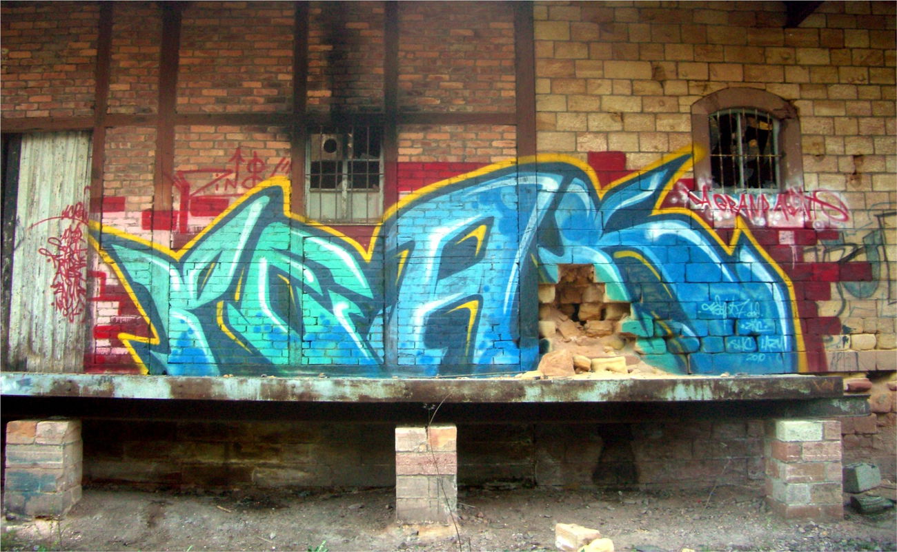 Graffiti Bombing in Texas - Photo by peaks76 - peak7, peaks176, dga (2010)