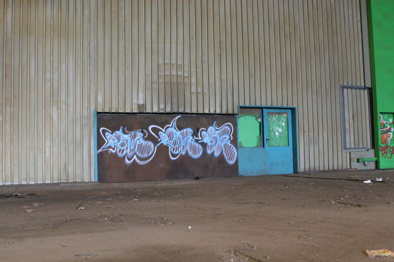 Graffiti Bombing in Texas - Photo by peaks76 - peak7, peaks176, dga (2007)