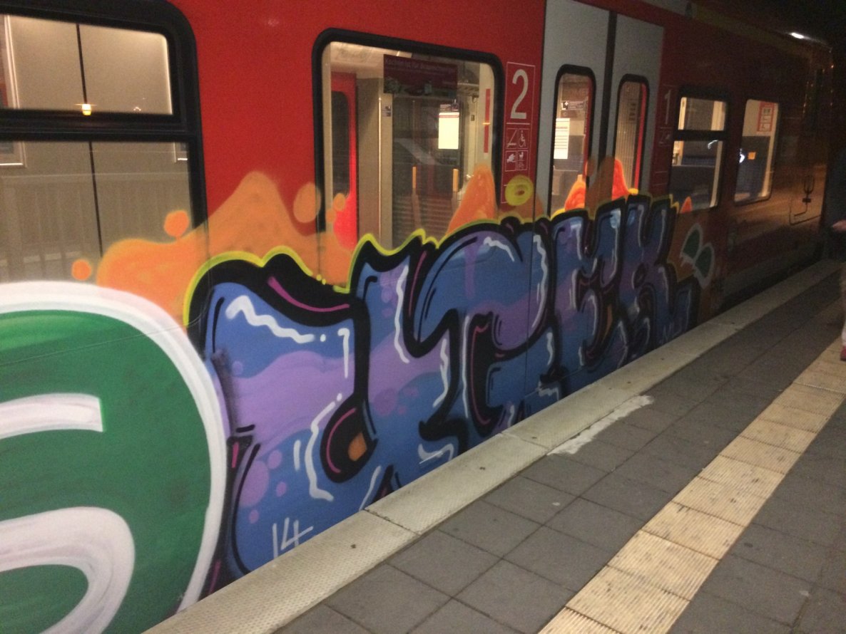 Graffiti Train in Hannover - Photo by pewpew - uger (2014)